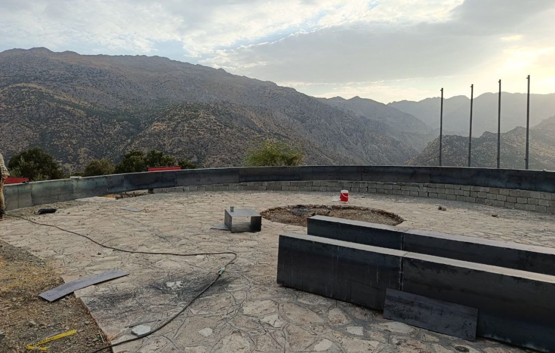 ادامه عملیات آماده‌سازی نخستین یادمان شهدای گمنام شهر سروآباد در راستای برگزاری کنگره ملی ۵۵۳۶ شهید والامقام استان کردستان